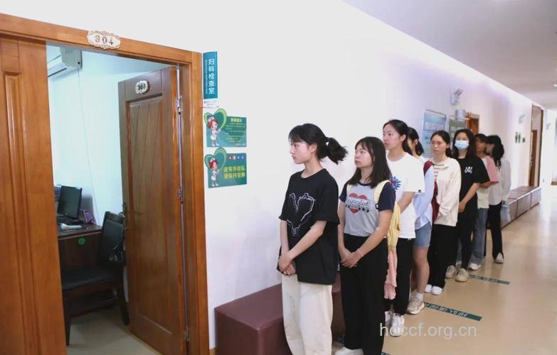 09绍兴征女兵:37名女青年入围体检
