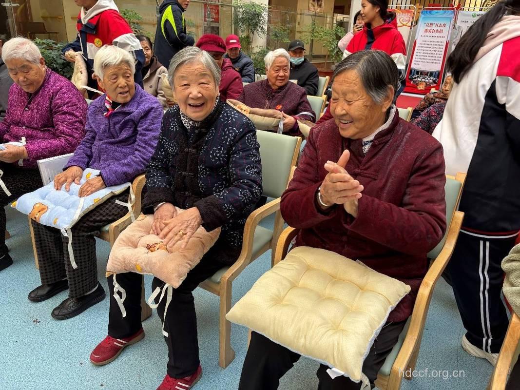 重阳节,第二人民医院为敬老院老人送去温暖