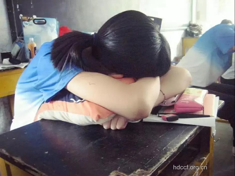 趴在桌子上午睡伤眼伤脑