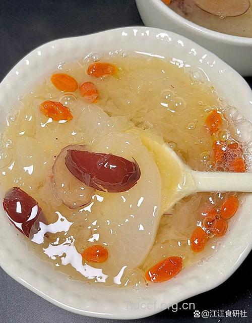 天气渐干要养肺 滋阴润燥吃这些