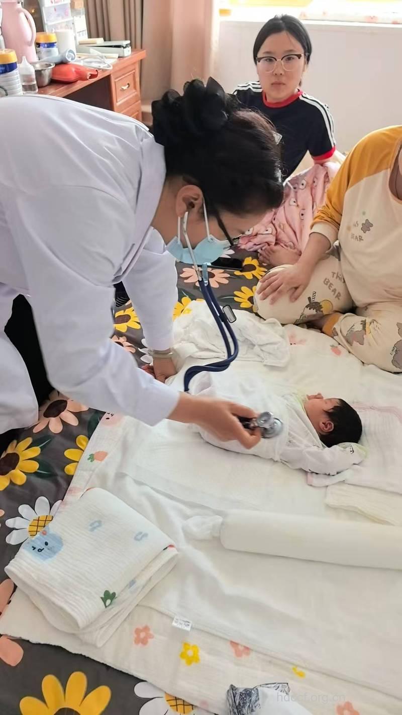 父母带宝宝进行第一次体检