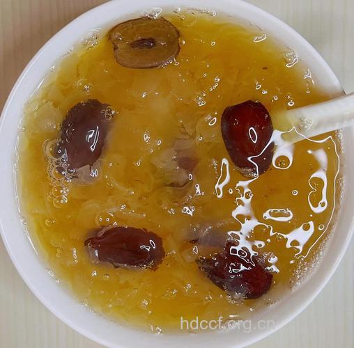 银耳红枣汤可以放红糖 但口感不如冰糖好