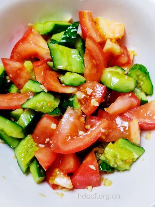 西红柿拌黄瓜是祛斑好帮手