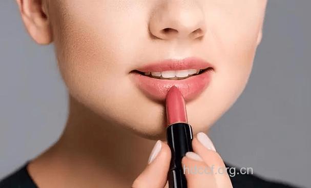 专家称涂口红会导致胃癌