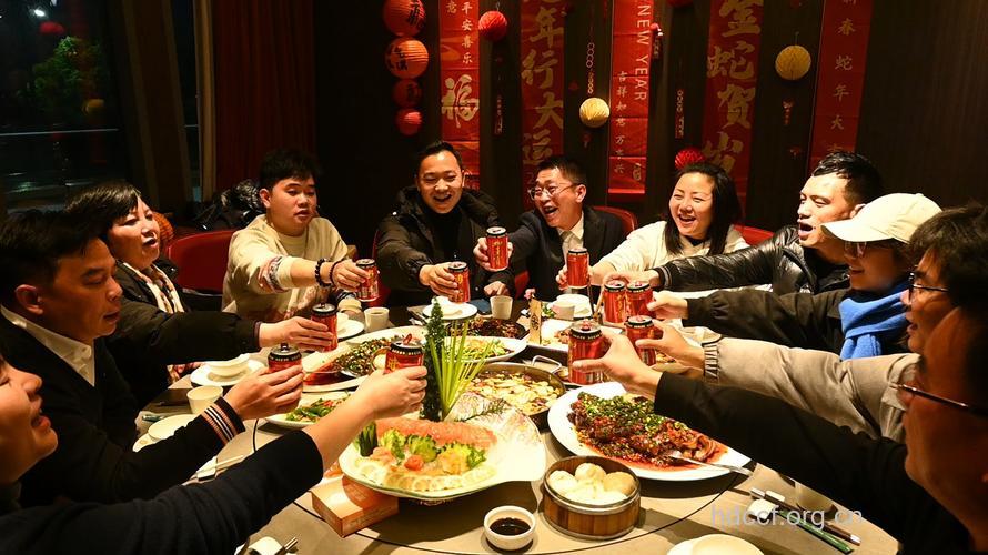 年底聚餐多 这样吃饭才健康