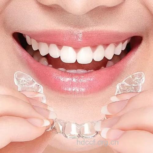 整洁牙齿让我们找回自信