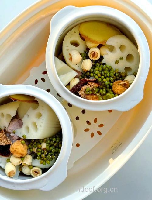 实性体质养生食谱之大米莲藕绿豆甜粥