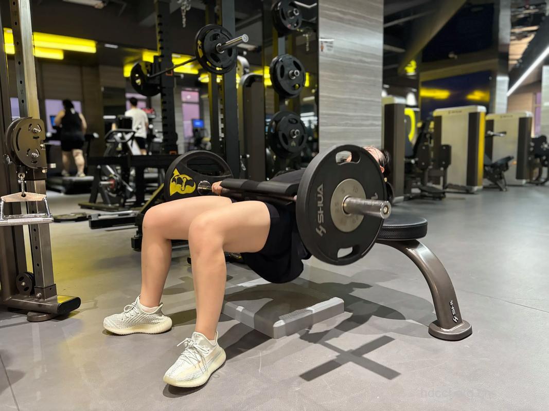 打造纤细臀腿 杠铃哑铃齐帮忙