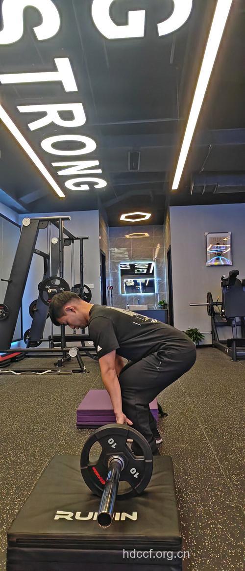 想拥有完美背肌 试试杠铃硬拉