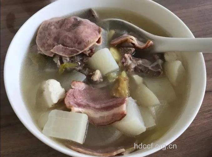 春季清热祛湿汤：萝卜莲子猪舌汤
