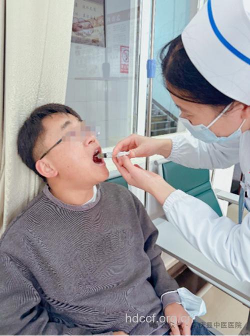 什么是耳内吹粉疗法