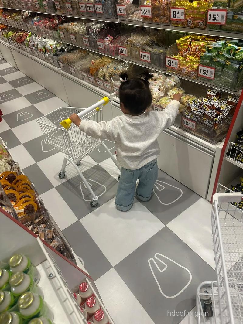 超市手推车载孩子注意发生意外