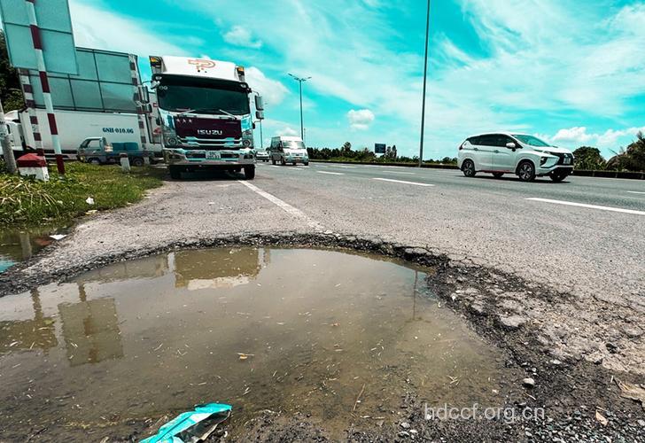 强碱泄漏 会腐蚀高速路