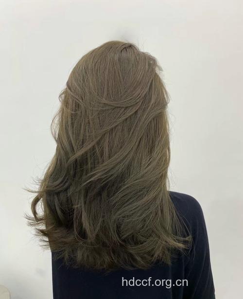 4类女性不宜染烫头发