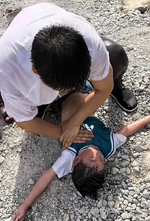 2岁男童跌落池塘 曾祖母人工呼吸终得救