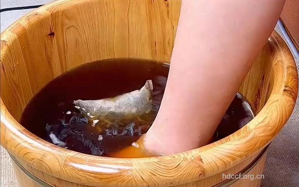 治疗老人足跟痛 用中药米醋泡脚