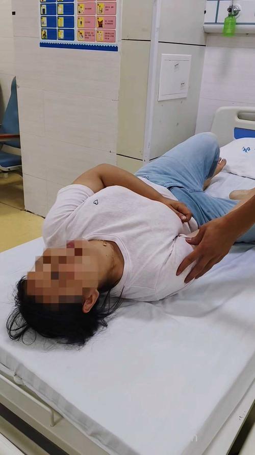 美女高空挑战倒吊致关节脱臼 关节脱臼如何急救