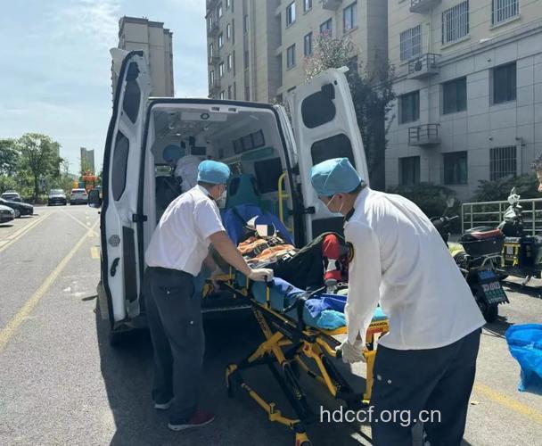 直击40度高温中与时间赛跑的急救人