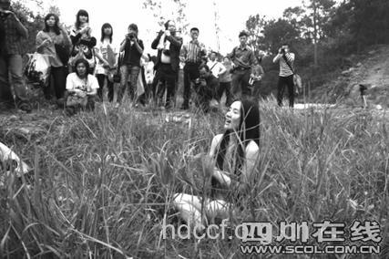南京街头裸奔“女”胸白腿长