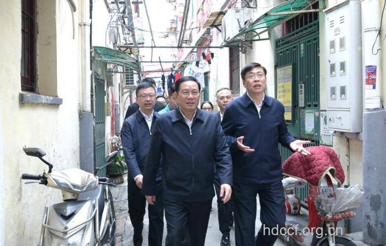 温州女记者提问 被总理批不合时宜