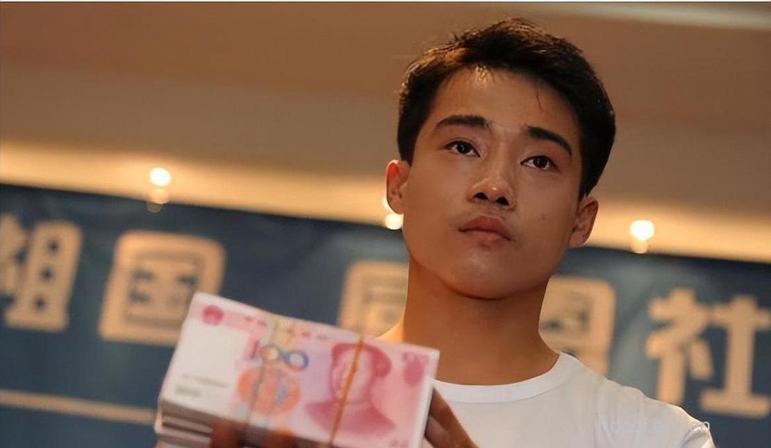 前世界体操冠军张尚武卖艺乞讨