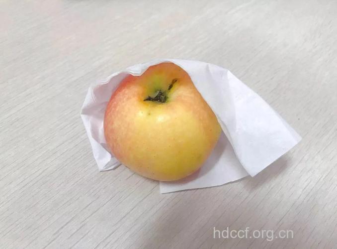 卫生纸擦拭餐具水果好吗