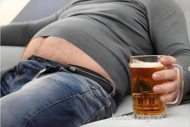 男性睡眠少易长啤酒肚