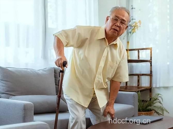 偏瘦的中老年男人易患骨质疏松症